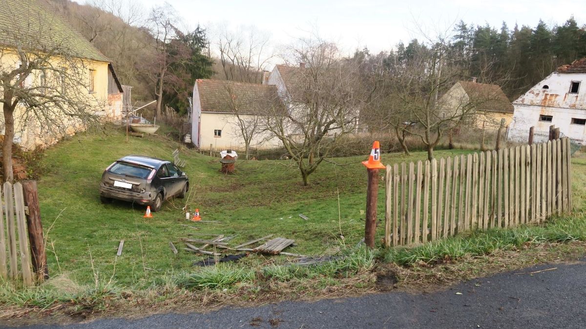 Zdrogovaného řidiče na Domažlicku zradily sjeté gumy, ze zatáčky vyletěl na zahradu